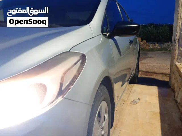 2018 كيا سيراتو Standard