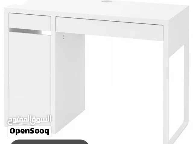 طاولة وكرسي من ايكيا ومرايه