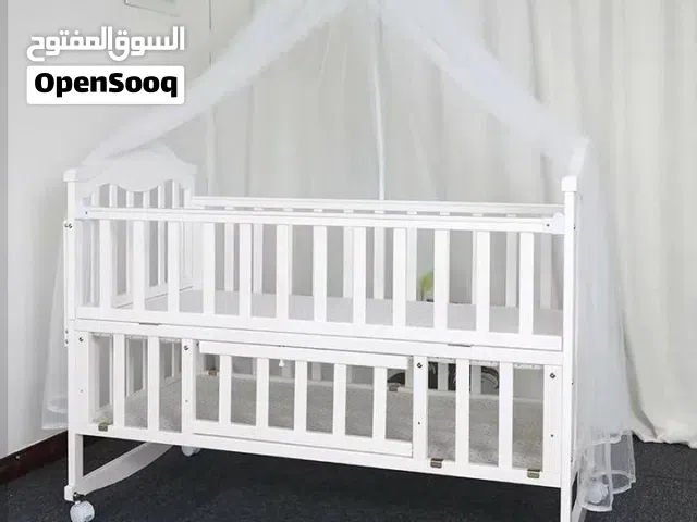 سرير أبيض ناعم طبقتين محاط بناموسية للاطفال