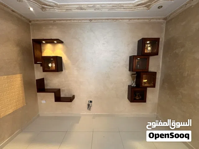 ديكور حائط شاشة تلفزيون عصري وبحالة ممتازة