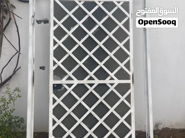 باب خارجي شبه جديد