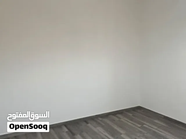 صاله . صلاث . طوابق . مساحة كل طابق 700 م . الطابق السفلى 150 م . ايجار. النوفليين .