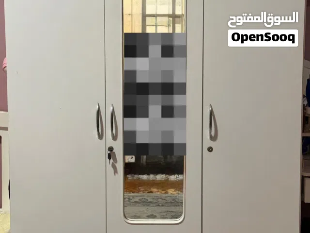 غرفه نوم مكون من 2 سرير وكبت وتسريحه