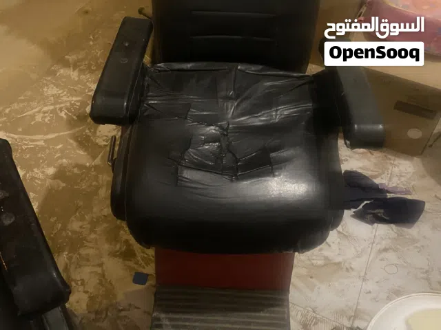 2كراسي حلاق وعربه معدات ورفوف