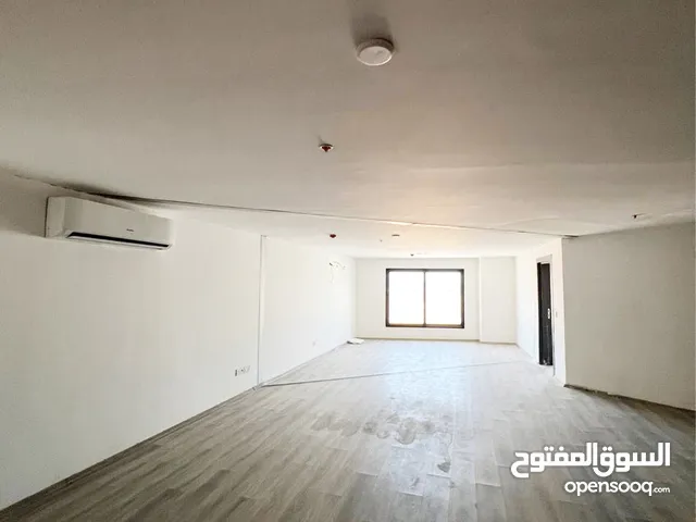 شقه غرفتين وصاله فارغ للبيع وللايجار بأنسب السعر مجمع لايف تاورز المربع الذهبي مقابل امباير