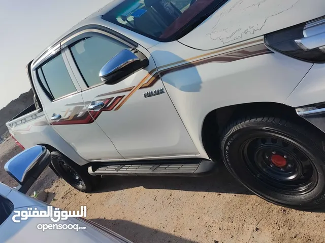سلام عليكم بيكم هايلكس فور ويل مديل 2020 سنويه ورقم جديد لسنه 2029 سياره مكفوله وجاهز من تخم ويل وحد