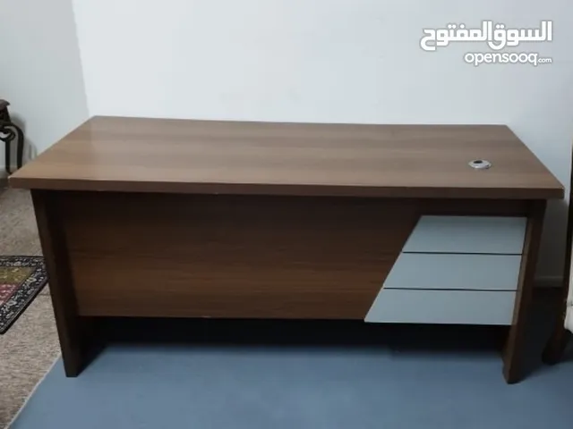 مكتب من ايكيا استعمال خفيف جدا مع كرسي قيمنق