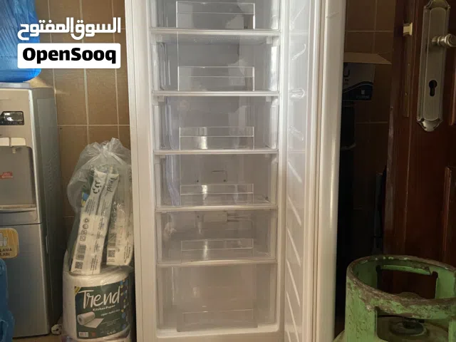 فريزر هيونداي استعمال خفيف للبيع وماكينة خياطة جديدة غير مستعملة