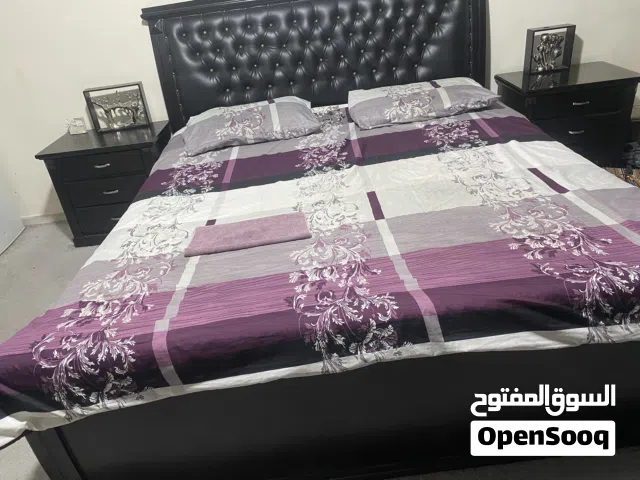 غرفة نوم تفصيل غير تجاري شبه جديده خشب ثقيل تتكون من تخت وخزانةووحدة ادراج وكومدينه 2 وبيرو( تسريحة)