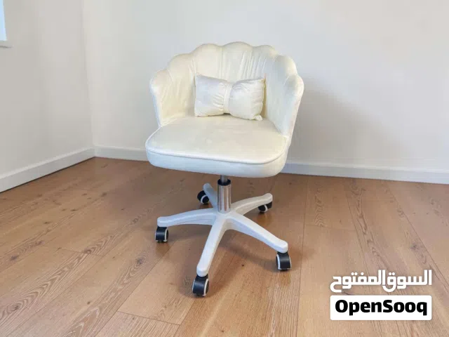 كرسي مكتبي ومكياج مخملي أنيق تصميم فيونكة وارتفاع قابل للتعديل