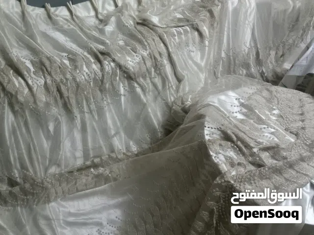 بردايه عرضها خوالي 3 متر واكتر ومبطنه ساتان وكاله مع العامود والحلقات