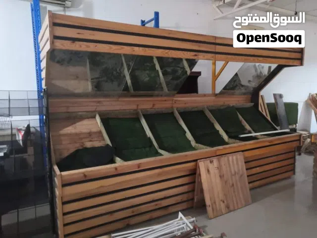 عارضة فواكه أو خضار هيكل حديد وواجهة خشبية مع مرايات، طولها 4 متر، السعر 2500د