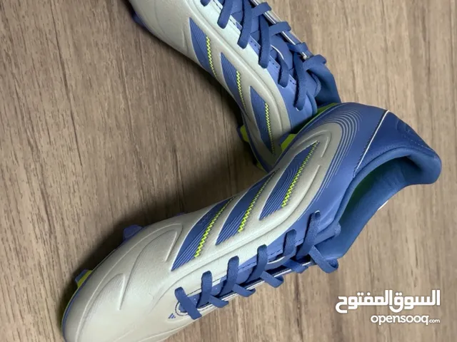 حذاء اديداس