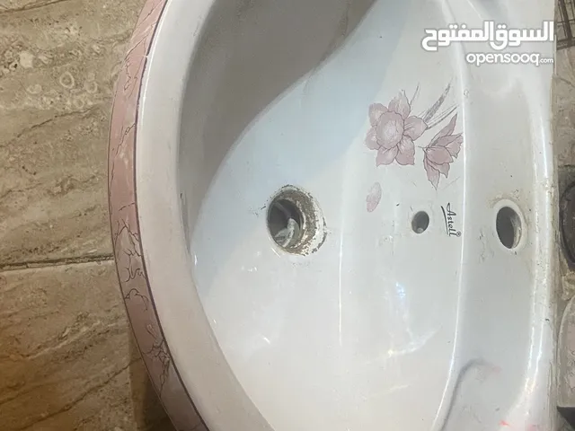 مغسلة حمام كاملة ، نظيفة مافيها اشي