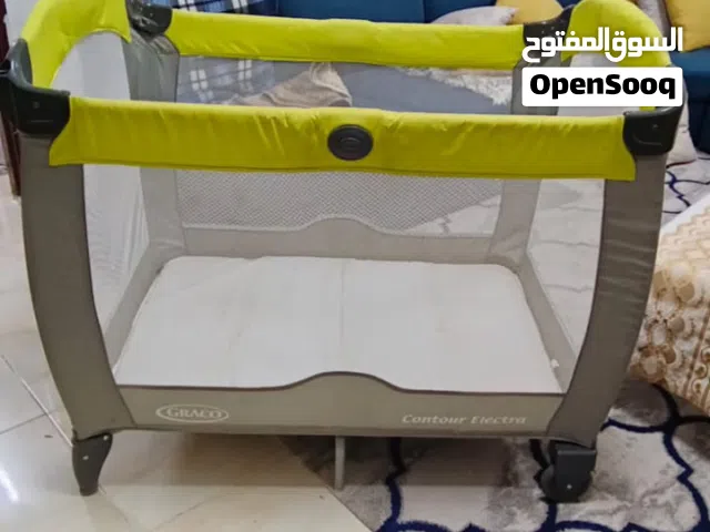 سرير أطفال صغير