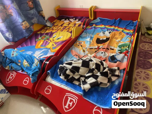 سريرين اطفال مختلفين وكبت خشب قوي للبيع