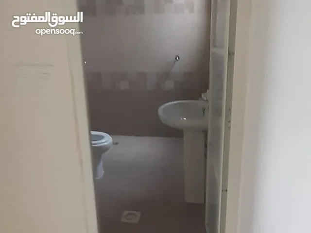 شقه غرفتين وحمام ومطبخ وبلكونه روووعه مشمسه دور ثاني الموقع شارع بغداد خلف بنك الامل