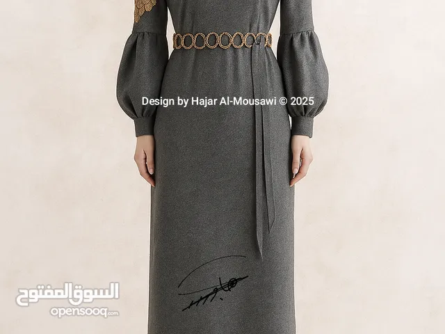 “تصاميم أزياء أنثوية فريدة جاهزة للبيع فستان رمادي أنيق بتفاصيل ذهبية – تصميم خاص من Hajar Al-Mousaw