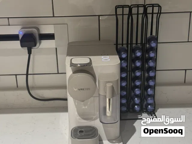 للبيع ماكينة قهوة Nespresso مع حامل كبسولات
