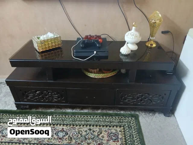 بسعر مغري جداً طاولة تلفزيون بحاله جيدة جداً