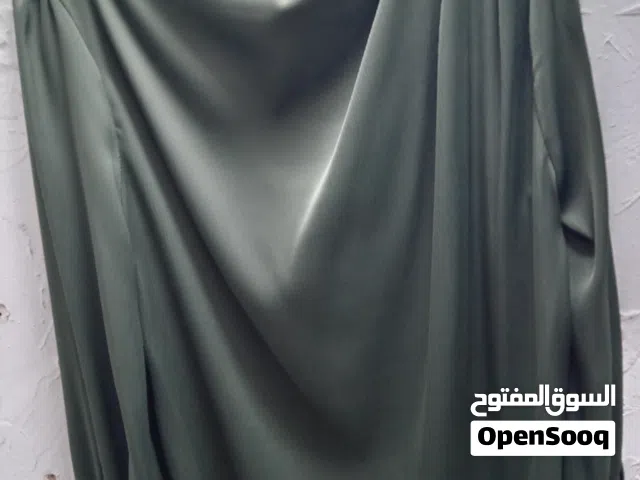 بلوزة ساتان زيتي أنيقة – قصة درابية مع أزرار لؤلؤ على الكتف