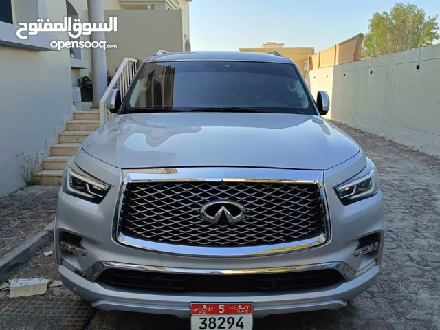 SUV Infiniti in Abu Dhabi