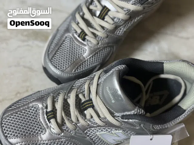 بوت new balance لون سلفر