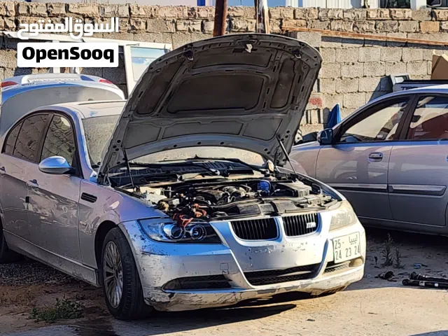 ماشية 254. bmw 320  موديل 2006 هيكل جيد محرك كويس صالة سيرفز كامل وأصلي قومات 80%عيبها نقوص ف المية