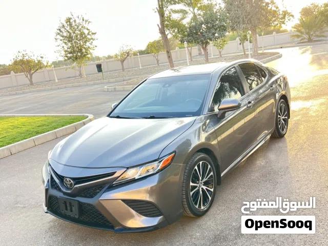 تويوتا كامري 2019 نظيفة مرخصة صالون سيدان بدواليب وأنوار أمامية وخلفية