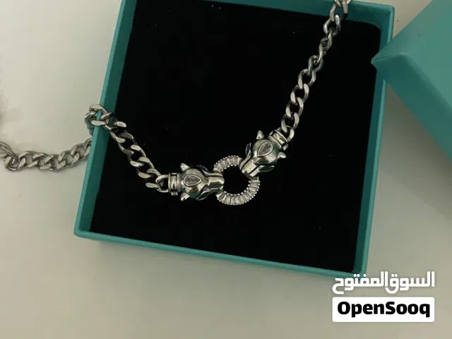 قلادة فريدة بتصميم النمر، تجمع بين الجرأة والفخامة في قطعة واحدة.