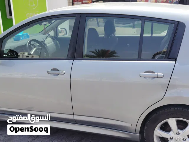 2010 نيسان فيرسا Standard