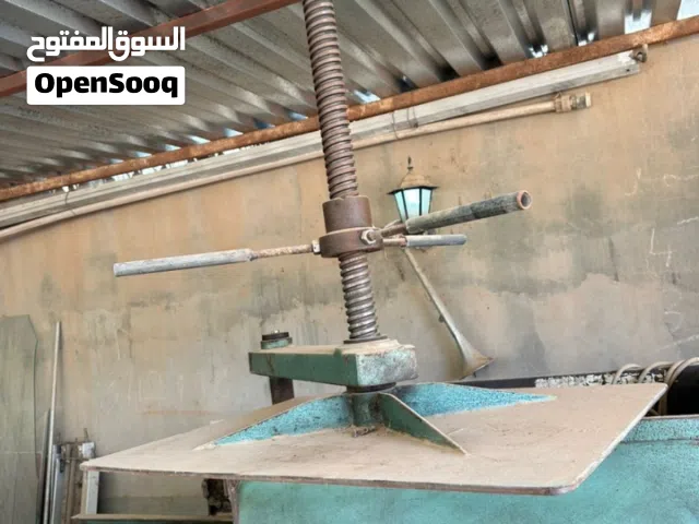 مكينات لنشارة الخشب للحضائر الحيوانية وتوابعها