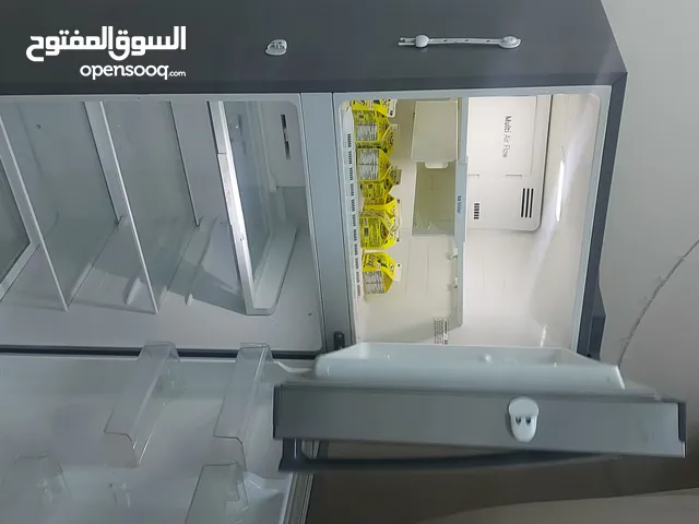 ثلاجة كبيرة في الضمان شبه جديدة