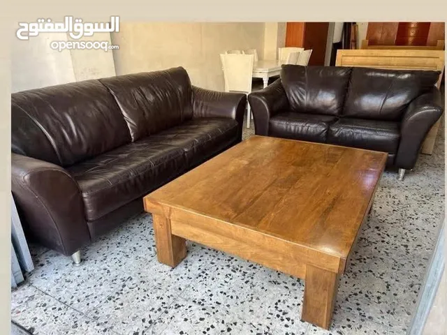 أثاث غرف الجلوس:  كنبات / صوفا  كراسي فردية  طاولات قهوة  خزائن تلفزيون / وحدات تلفزيون  طاولات جانب