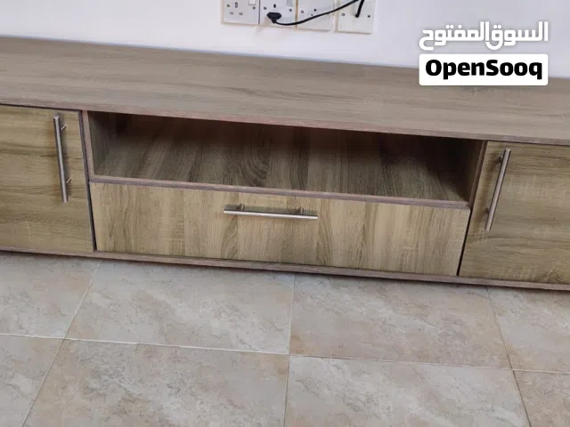 طاولة صالون مع طاولة تلفزيون بحالة جيدة – للبيع بسعر مناسب
