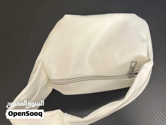 الشنط البيضه جديده والثانيه مستخدمه مره وحده فقط