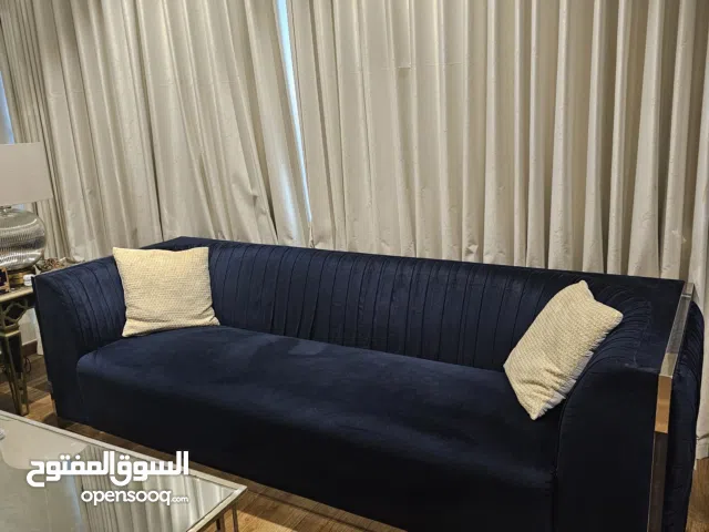 طقم كنب + 3 طاولات من مفروشات حول الامارات