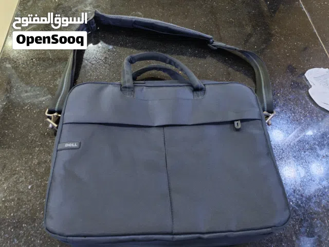 حقيبه لابتوب نوع ديل Dell اصليه قويه جدا يوجد بها أكثر من جيبه وبتقدر تحط فيها اغراضك شخصيه والكتب