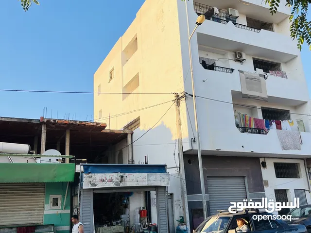 فرصة للاستثمار او السكن عمارة بها 3 منازل للسكن او مكاتب للعمل مع مخزن بالطلبق السفلي