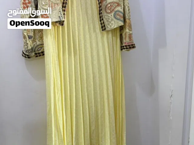 فستان راقي مقاس L. يوجد لدينه خدمة توصيل