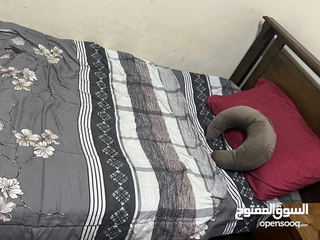 غرفة نوم مفرد عبارة عن خزانة و سرير و كوميدينه