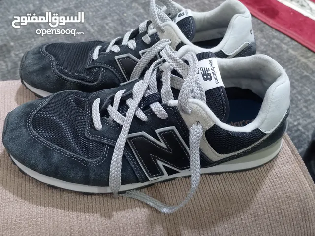 كوتشي رياضي اولادي اصلي ماركه نيو بالنس مقاس 39 مريح جدا