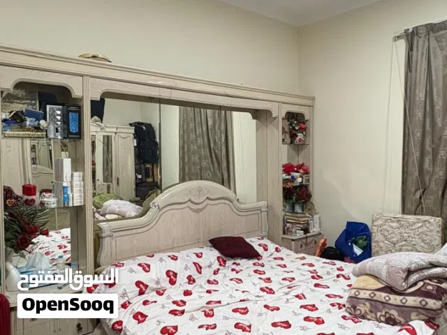 غرفة نوم مزدوج لون بيج كبير مع مرايات كثيرة بحالة جيدة تتكون من 5 قطع