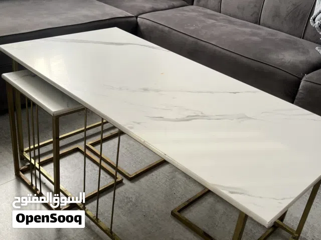 طاولة بالنص مع اربع طاولات صغار