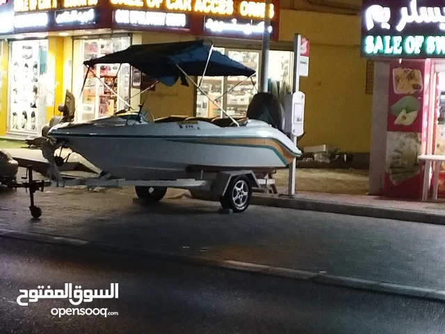 قارب نزهه مع الملكية تأمين سنة محرك 90