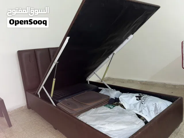 تخوت هيدروليك صندوق تحت عدد 2 الوحدة ب 60 دينار و الثانية بيهة ضربة خفيفة ب 50.نضاف مستعملين2 سنة تق