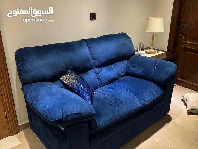 طقمين كنب آشلي Ashley لون كحلي بحالة جيدة مع بعض الملاحظات – سعر مميز