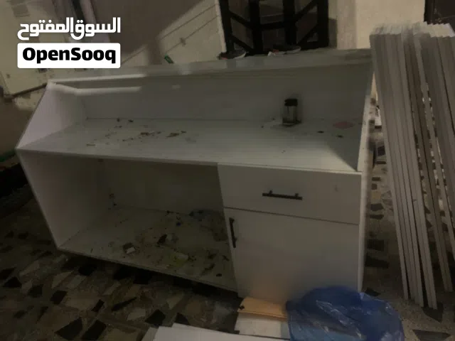 رفوف لون ابيض وميز نضيف جدا