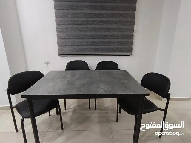 طاولة مع أربع كراسي بجودة عاليه للبيع