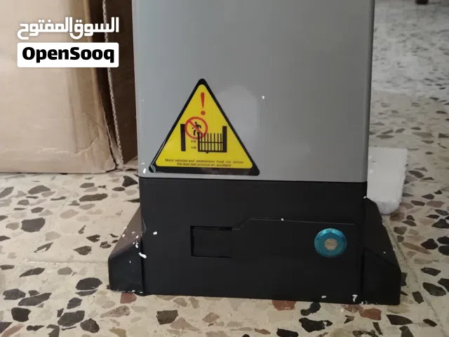 هذا هو محرك فتح البوابات المنزلقة من VEVOR، المصمم لتشغيل البوابات التي يصل وزنها إلى 600 كجم. [1, 2